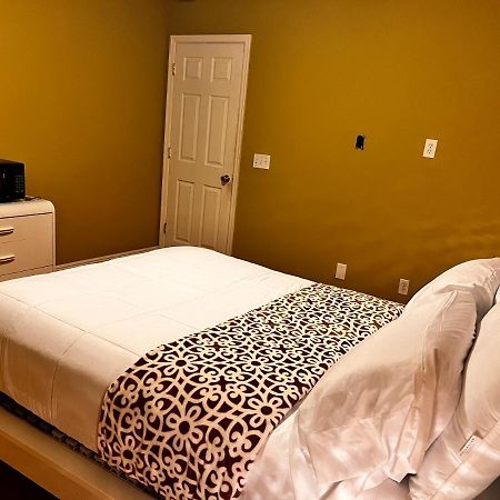 Spotless Guest Room With Shared Bathroom Orlando Exterior photo