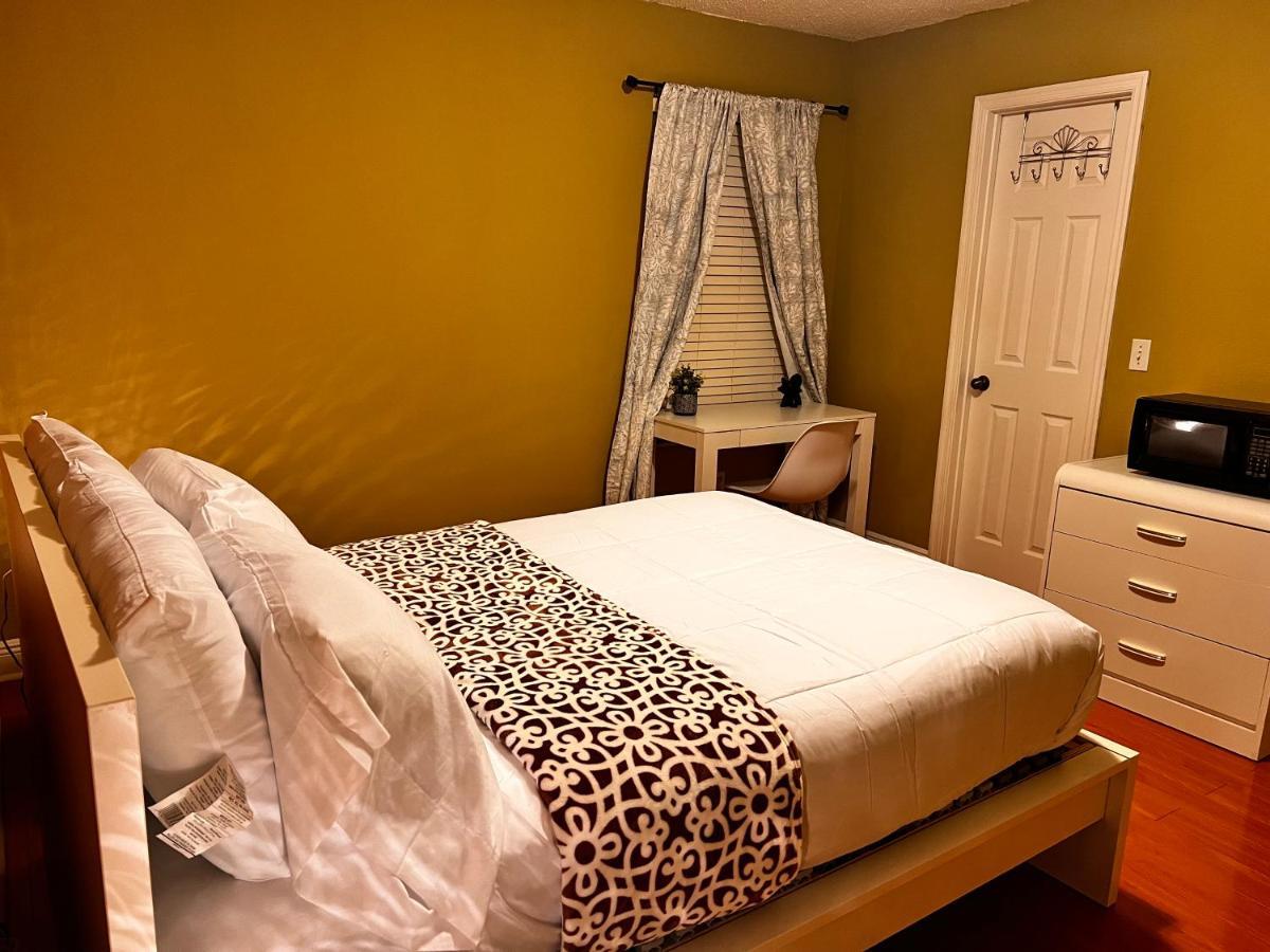 Spotless Guest Room With Shared Bathroom Orlando Exterior photo